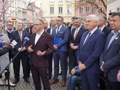 16 marca 2024 r. Konferencja prasowa przed zielonogórskim ratuszem poświęcona programowi „Mieszkanie dla Studenta” 
