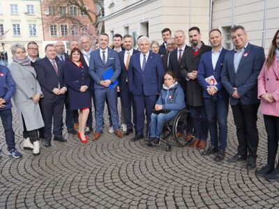 16 marca 2024 r. Konferencja prasowa przed zielonogórskim ratuszem poświęcona programowi „Mieszkanie dla Studenta” 