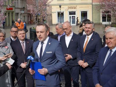16 marca 2024 r. Konferencja prasowa przed zielonogórskim ratuszem poświęcona programowi „Mieszkanie dla Studenta” 