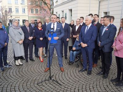 16 marca 2024 r. Konferencja prasowa przed zielonogórskim ratuszem poświęcona programowi „Mieszkanie dla Studenta” 