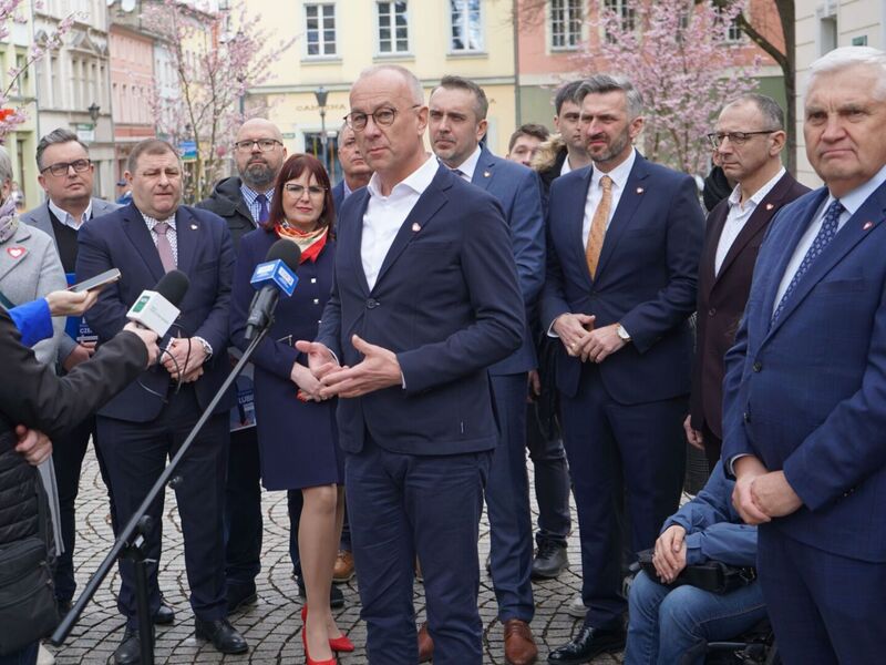 16 marca 2024 r. Konferencja prasowa przed zielonogórskim ratuszem poświęcona programowi „Mieszkanie dla Studenta” 