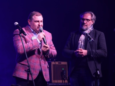 Członek Zarządu Województwa Lubuskiego Grzegorz Potęga (z lewej) i prowadzący imprezę Wojciech Olszewski