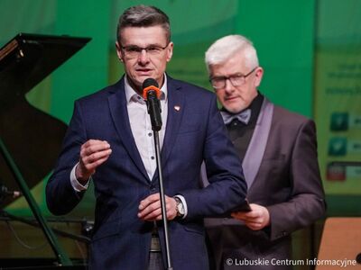Publiczność, która wypełniła salę Filharmonii Zielonogórskiej, przywitał w imieniu marszałka województwa lubuskiego Marcina Jabłońskiego radny województwa Sebastian Ciemnoczołowski