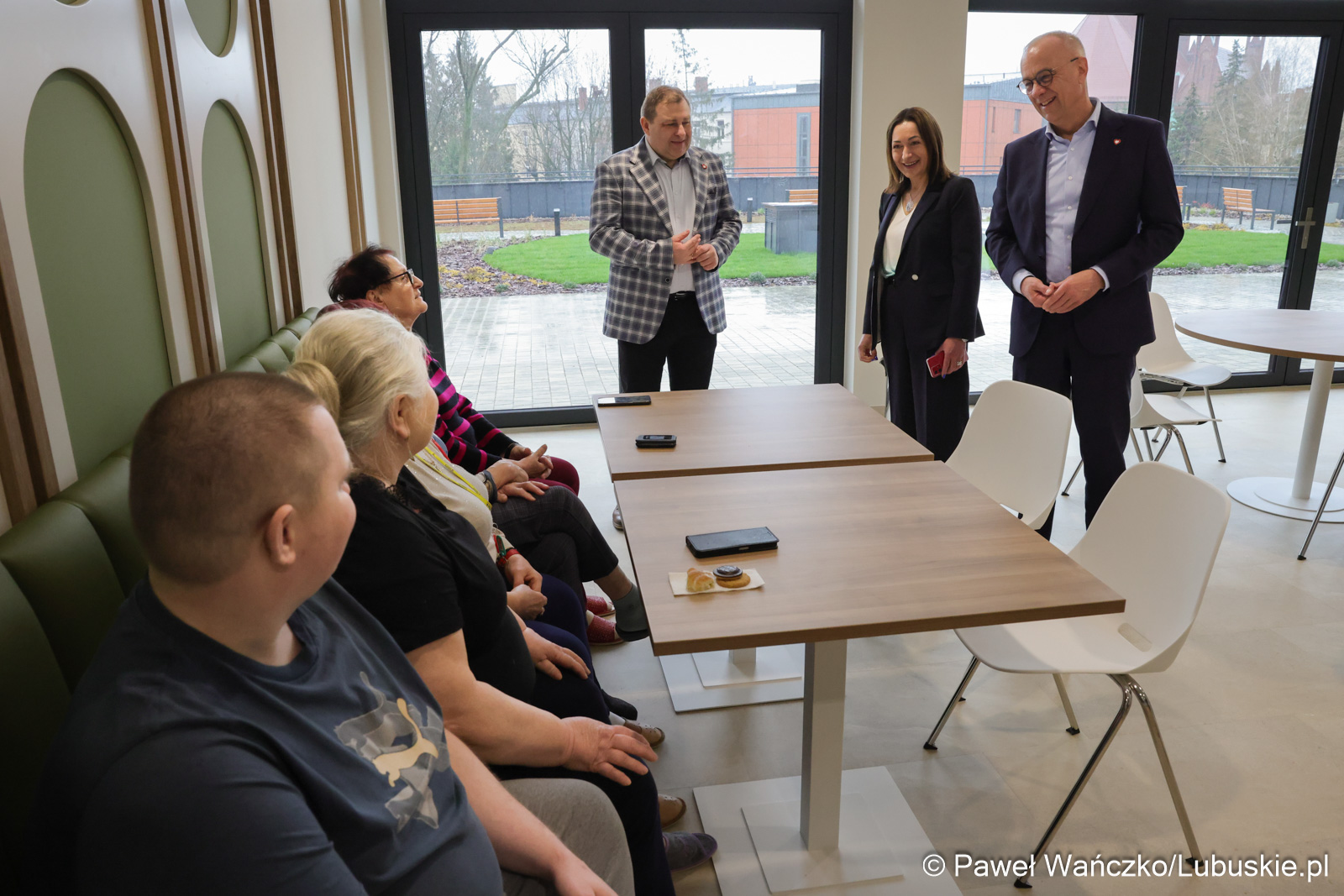 Marszałek Marcin Jabłoński, członek Zarządu Województwa Lubuskiego Grzegorz Potęga oraz prezeska zarządu LCO Elżbieta Kozak w trakcie Kawiarenki Zdrowia w Świebodzinie spotkali się z mieszkańcami Świebodzina