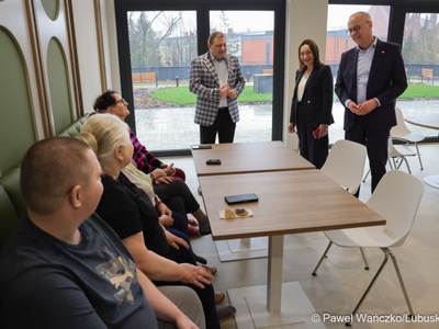 Marszałek Marcin Jabłoński, członek Zarządu Województwa Lubuskiego Grzegorz Potęga oraz prezeska zarządu LCO Elżbieta Kozak w trakcie Kawiarenki Zdrowia w Świebodzinie spotkali się z mieszkańcami Świebodzina