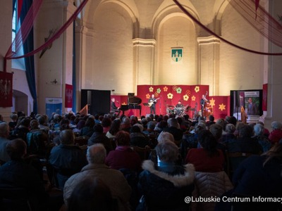 Maciej Miecznikowski wystąpił w sobotę, 23 marca, w Centrum Kultury „Zamek” z Recitalem Wiosennym „Dziewczyny, bądźcie dla nas dobre”, którym rozgrzał, rozbawił i poderwał publiczność. 