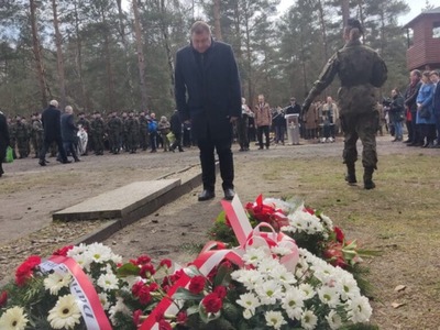 Wieńce pod pomnikiem, zaznaczającym wyjście z tunelu Harry złożyli mi.in. wojskowi z wielu krajów, przedstawiciele władz, samorządowcy oraz Grzegorz Potęga, członek Zarządu Województwa Lubuskiego