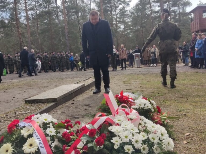 Wieńce pod pomnikiem, zaznaczającym wyjście z tunelu Harry złożyli mi.in. wojskowi z wielu krajów, przedstawiciele władz, samorządowcy oraz Grzegorz Potęga, członek Zarządu Województwa Lubuskiego