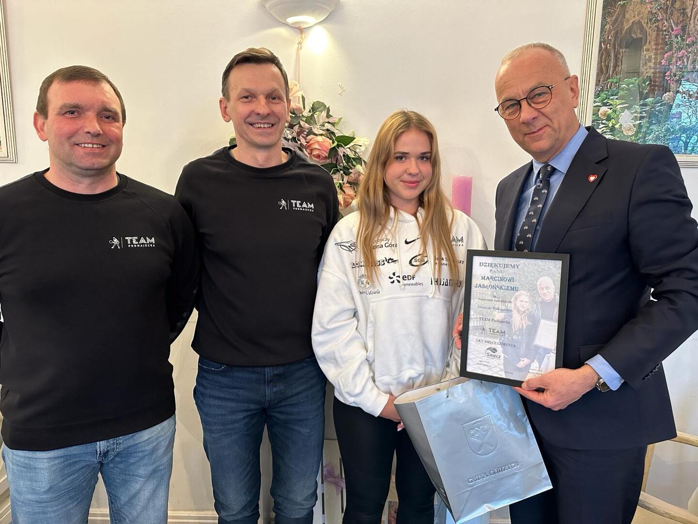 W poniedziałek 25 marca 2024 r. marszałek Marcin Jabłoński spotkał się z Dominiką Podhajecką – utalentowaną tenisistką GKT Smecz Górzyca. W rozmowie uczestniczył również tata Dominiki – Daniel Podhajecki oraz prezes zarządu GKT Smecz Górzyca Krzysztof Waszak. 
