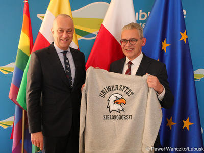 Marszałek Województwa Lubuskiego Marcin Jabłoński i prof. Wojciech Strzyżewski, rektor elekt Uniwersytetu Zielonogórskiego