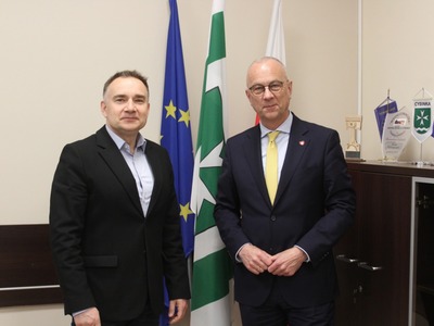 Burmistrz Cybinki Marek Kołodziejczyk (z lewej) i Marszałek Województwa Lubuskiego Marcin Jabłoński