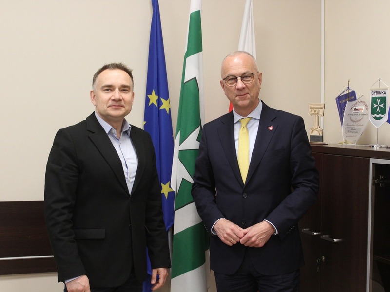 Burmistrz Cybinki Marek Kołodziejczyk (z lewej) i Marszałek Województwa Lubuskiego Marcin Jabłoński