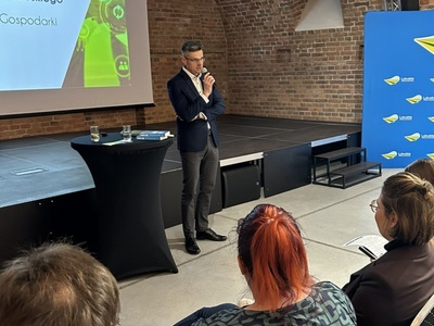 Ostatnie spotkanie mentoringowe dla przedsiębiorców. Na zdjęciu radny województwa Sebastian Ciemnoczołowski