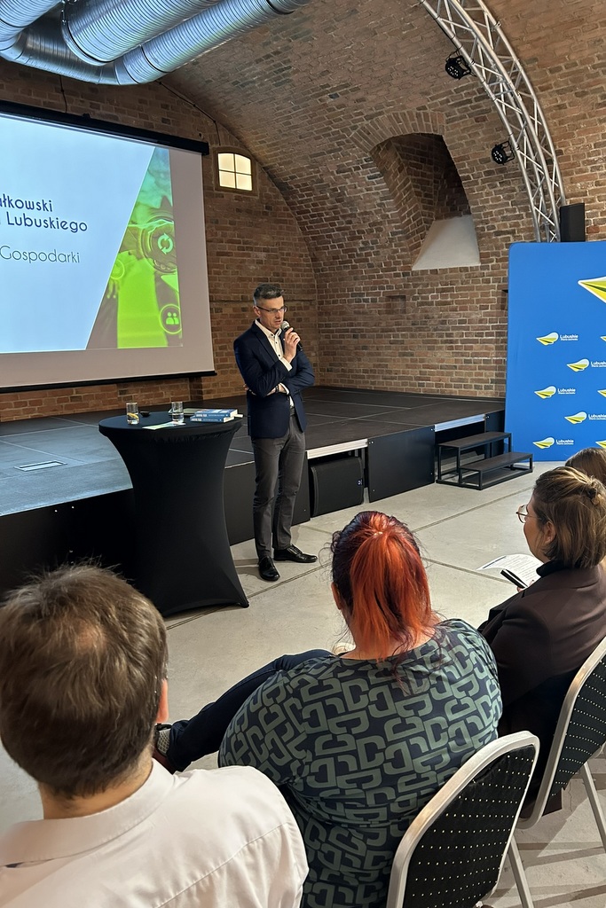 Ostatnie spotkanie mentoringowe dla przedsiębiorców. Na zdjęciu radny województwa Sebastian Ciemnoczołowski 