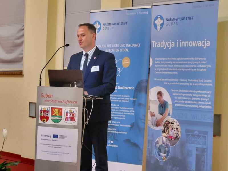 Konferencja otwierająca projekt projekt „Transgraniczna współpraca w zakresie zdrowia w Euromieście Gubin-Guben”. Przemawia dyrektor Biura Współpracy Zagranicznej UMWL Radosław Brodzik