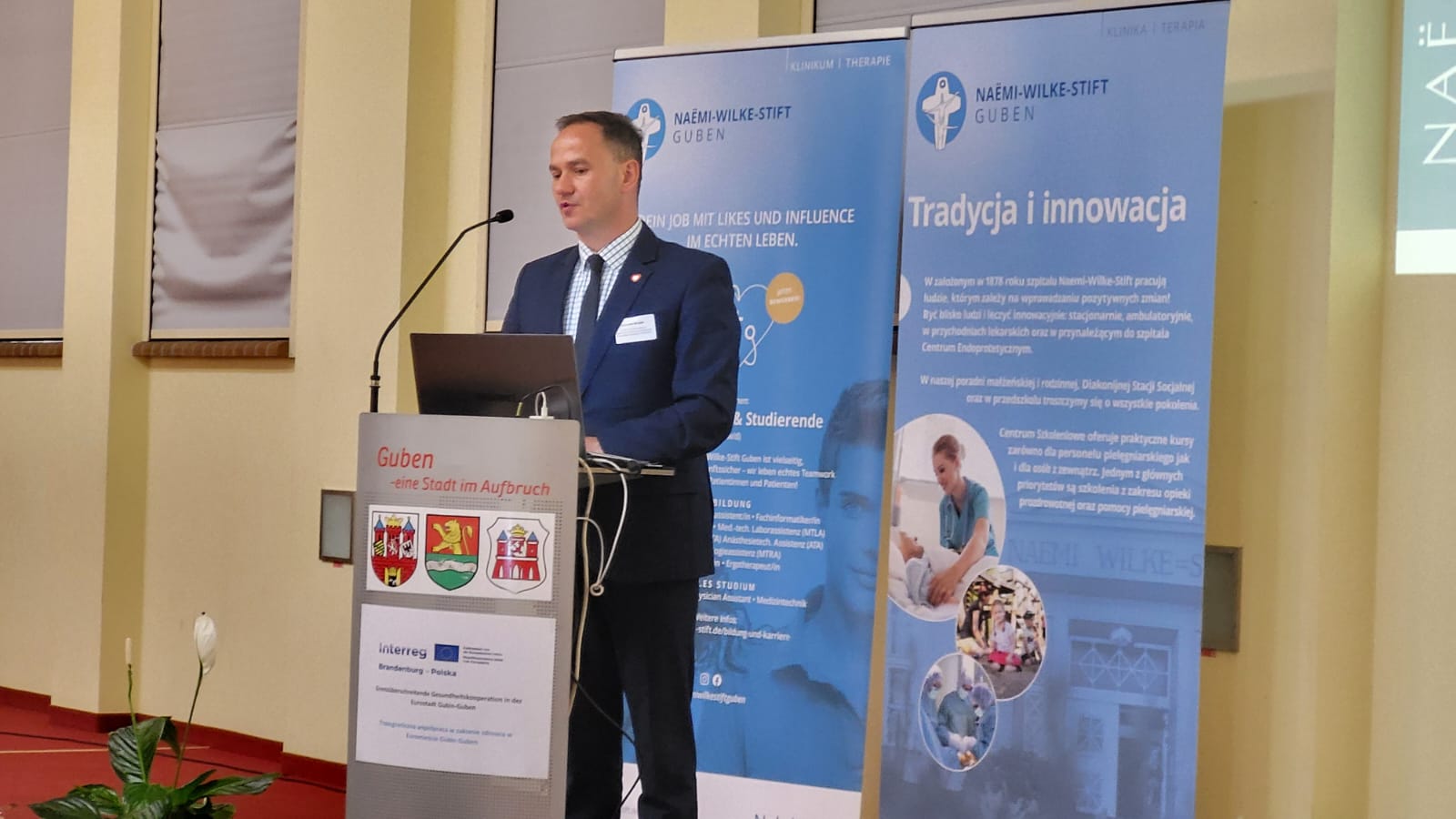 Konferencja otwierająca projekt projekt „Transgraniczna współpraca w zakresie zdrowia w Euromieście Gubin-Guben”. Przemawia dyrektor Biura Współpracy Zagranicznej UMWL Radosław Brodzik