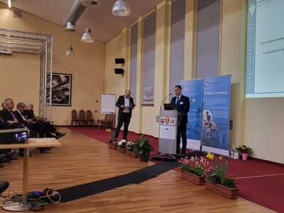 Konferencja otwierająca projekt projekt „Transgraniczna współpraca w zakresie zdrowia w Euromieście Gubin-Guben”. Przemawia dyrektor Biura Współpracy Zagranicznej UMWL Radosław Brodzik