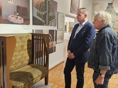 Dyrektor MZL Leszek Kania prezentuje wicemarszałkowi Łukaszowi Poryckiemu wystawę czasową „Kobieta i jej świat. Secesja ze zbiorów Muzeum Mazowieckiego w Płocku”