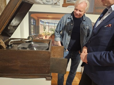 Dyrektor MZL Leszek Kania prezentuje wicemarszałkowi Łukaszowi Poryckiemu wystawę czasową „Kobieta i jej świat. Secesja ze zbiorów Muzeum Mazowieckiego w Płocku”