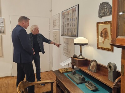 Dyrektor MZL Leszek Kania prezentuje wicemarszałkowi Łukaszowi Poryckiemu wystawę czasową „Kobieta i jej świat. Secesja ze zbiorów Muzeum Mazowieckiego w Płocku”