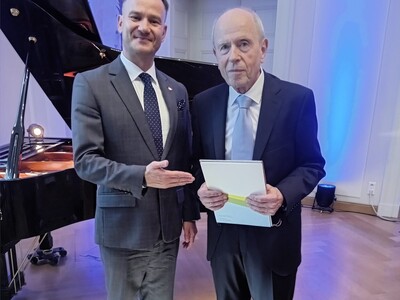 Dyrektor Biura Współpracy Zagranicznej UMWL Radosław Brodzik (po lewej) z laureatem 23. Nagrody Europejskiego Uniwersytetu Viadrina, prof. Klausem Ziemerem