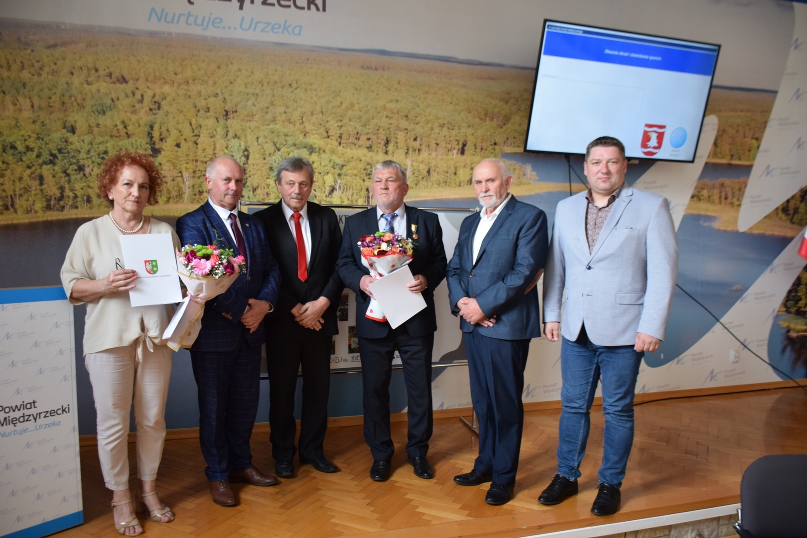 Odznaczono osoby zaangażowane na rzecz powiatu międzyrzeckiego