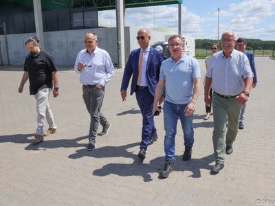 19 lipca 2024 r. fabrykę HiProMine W Karkoszowie w gminie Krzeszyce odwiedził marszałek województwa lubuskiego Marcin Jabłoński
