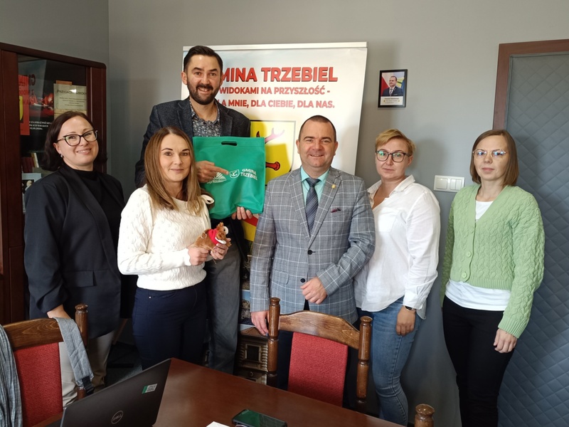zdjęcie grupowe przedstawiciele gminy Trzebiel i konsultanci PIFE