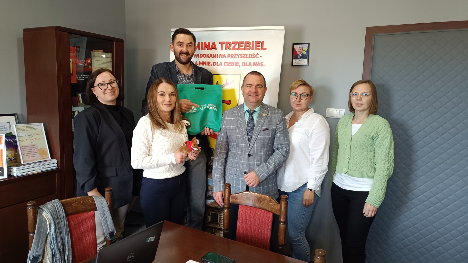 zdjęcie grupowe przedstawiciele gminy Trzebiel i konsultanci PIFE
