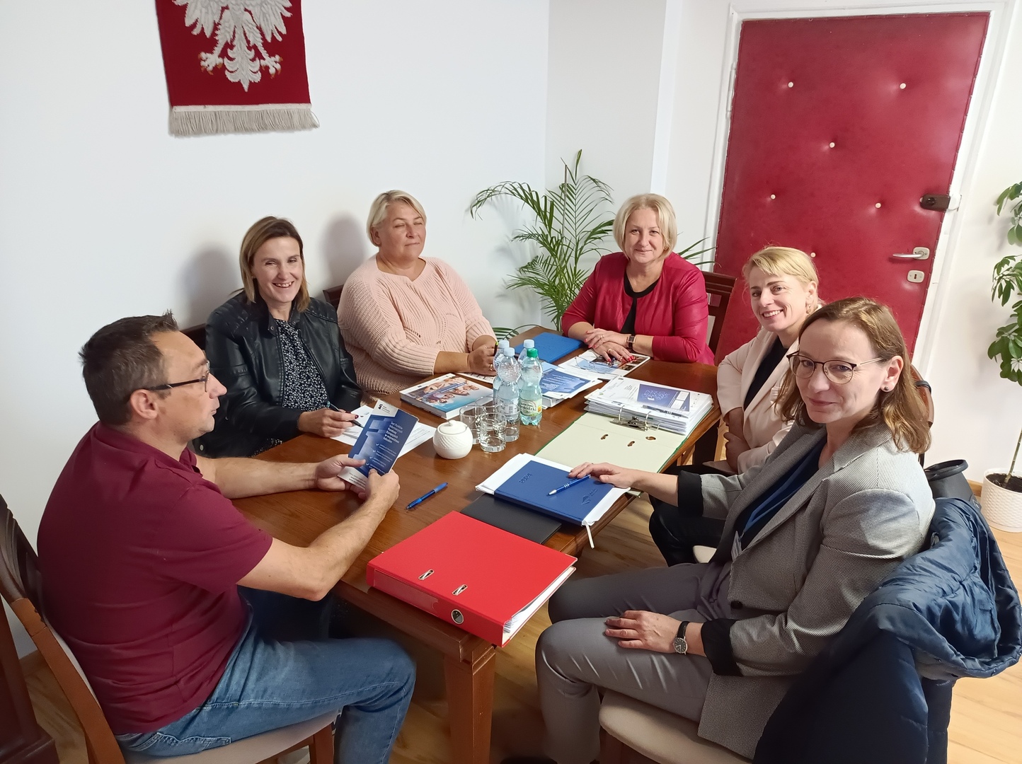 rozmowy przy stole na spotkaniu w Szlichtyngowej