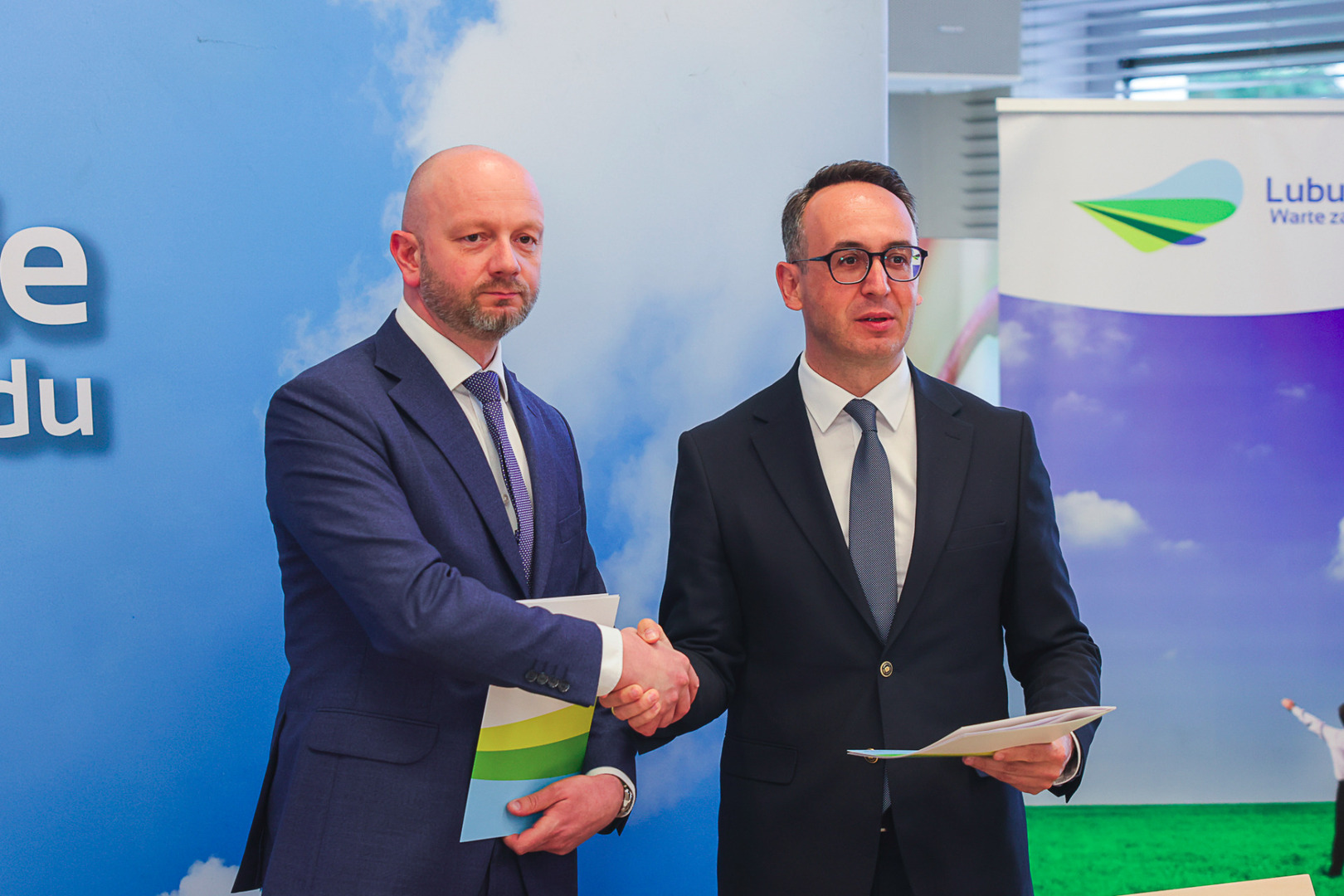 Most w Pomorsku oficjalnie uzyskał dofinansowanie z środków Rządowego Funduszu Rozwoju Dróg. Umowę w Urzędzie Marszałkowskim Województwa Lubuskiego podpisali w poniedziałek, 30 września 2024 r. minister infrastruktury Dariusz Klimczak i dyrektor Zarządu Dróg Wojewódzkich Marcin Ogorzałek