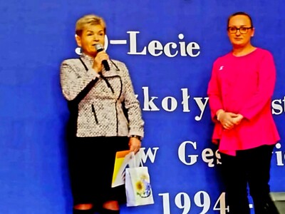 Anna Chinalska (z lewej) w trakcie uroczystości 30-lecia Szkoły Podstawowej w Gęstowicach - 19 października 2024 r.