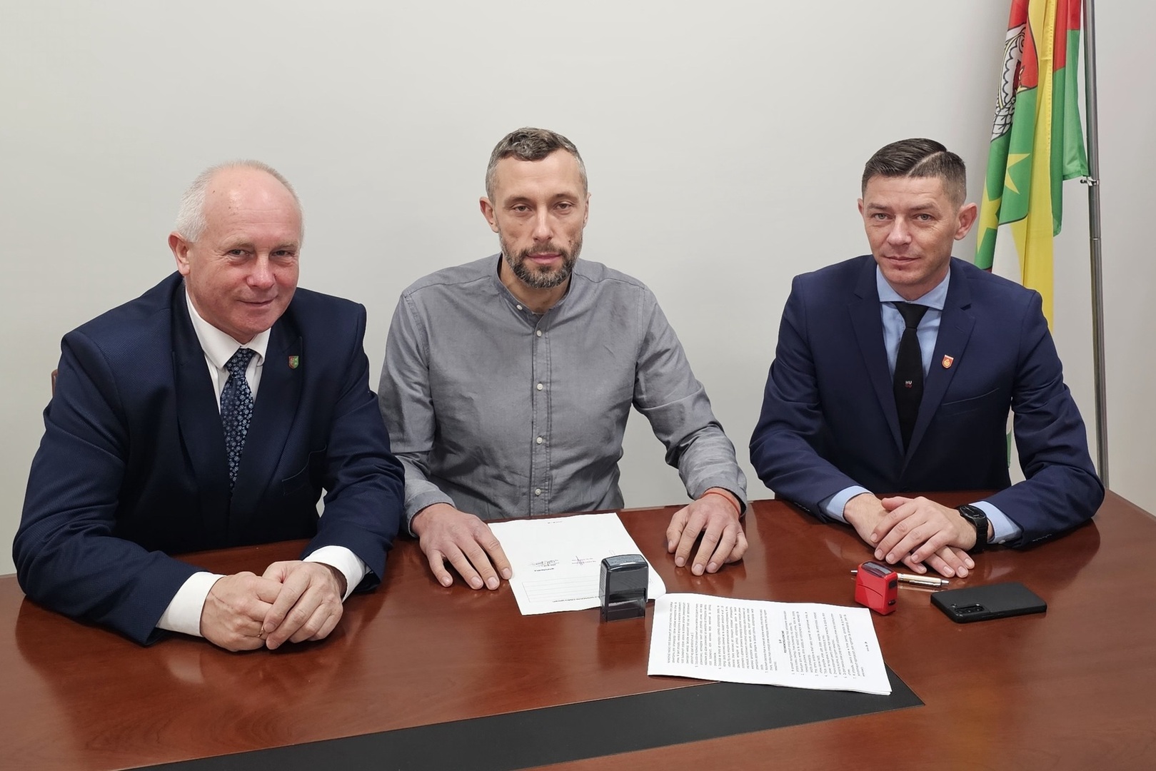 Podpisanie umowy z  wykonawcą na wykonanie robót budowlanych polegających na przebudowie ujęcia wody i SUW w m. Myszęcin.    
