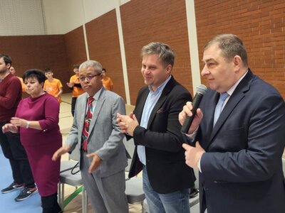 Grzegorz Potęga, wicemarszałek Województwa Lubuskiego, Chris Huang - Prezydent Światowej Federacji FITB, Paweł Kozłowski, burmistrz Nowego Miasteczka, 