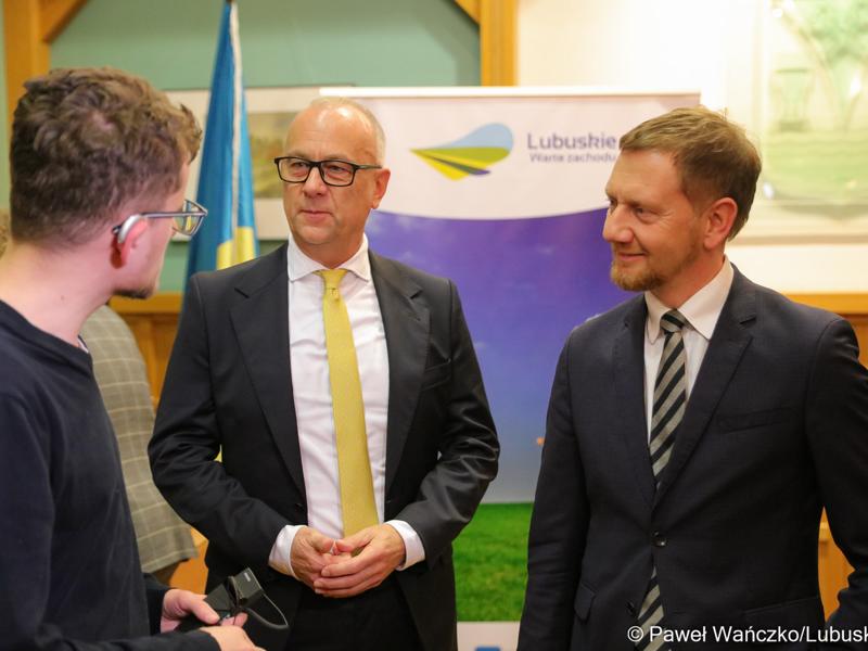 W listopadzie 2023 r. w niemieckim Weißwasser z premierem Wolnego Kraju Saksonia Michaelem Kretschmerem spotkał się marszałek województwa lubuskiego Marcin Jabłoński. Okazją było 15-lecie partnerstwa pomiędzy oboma nadgranicznymi regionami. 