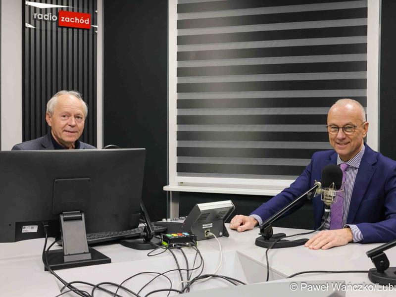Marszałek województwa lubuskiego Marcin Jabłoński (z prawej) gościem red. Krzysztofa Baługa w Radiu Zachód