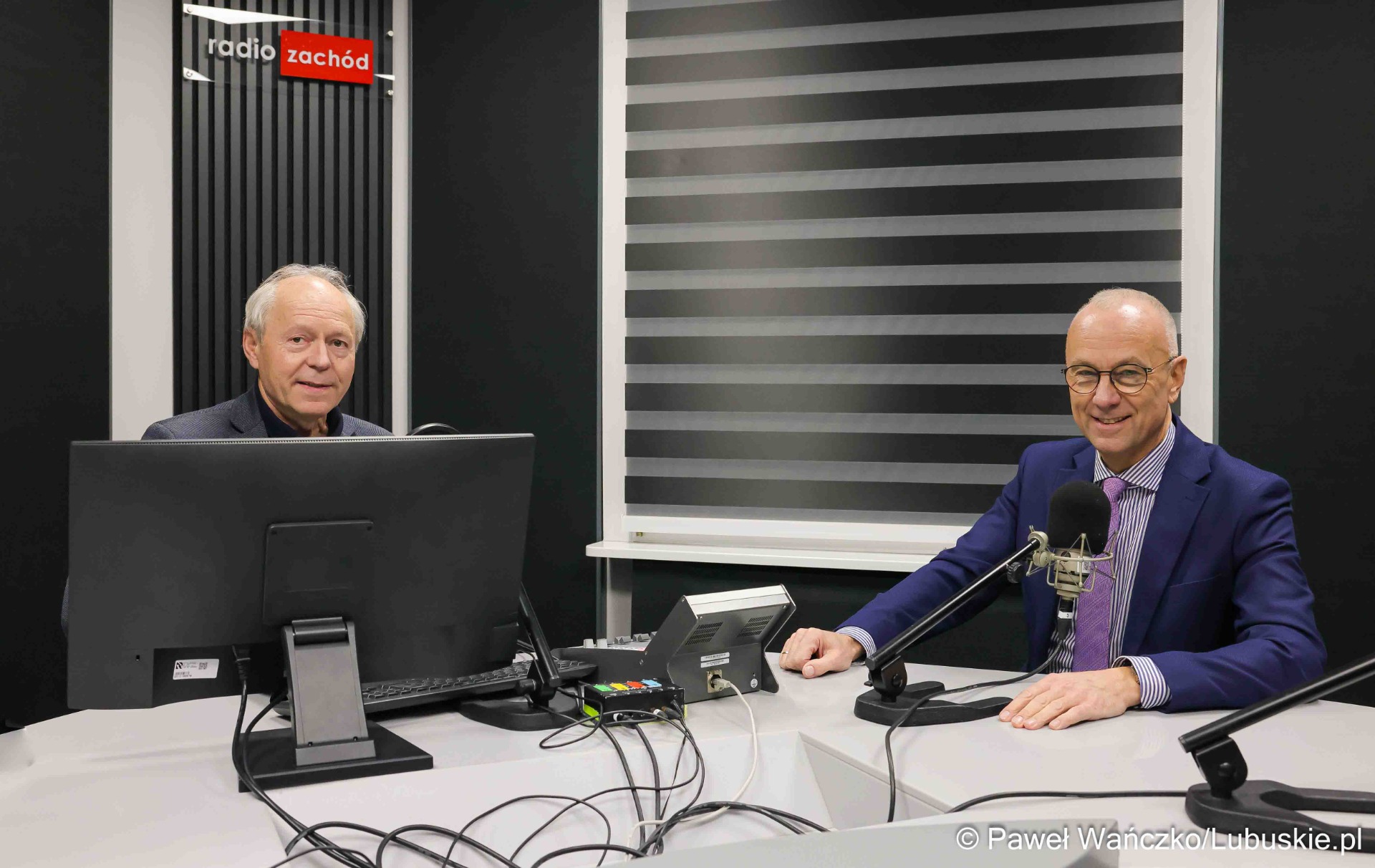 Marszałek województwa lubuskiego Marcin Jabłoński (z prawej) gościem red. Krzysztofa Baługa w Radiu Zachód