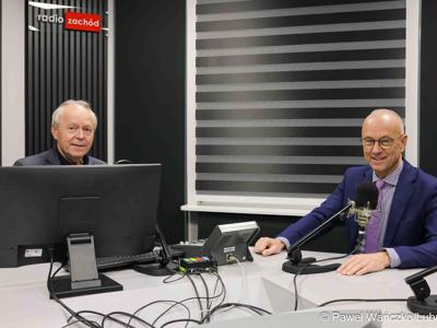 Marszałek województwa lubuskiego Marcin Jabłoński (z prawej) gościem red. Krzysztofa Baługa w Radiu Zachód
