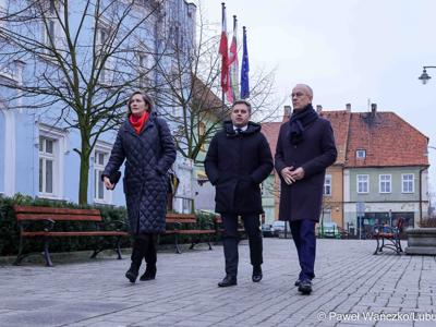 Marszałek Marcin Jabłoński złożył wizytę w Gminie Nowe Miasteczko. Burmistrz Paweł Kozłowski przedstawił plany gminy oraz opowiedział o najważniejszych inwestycjach. 