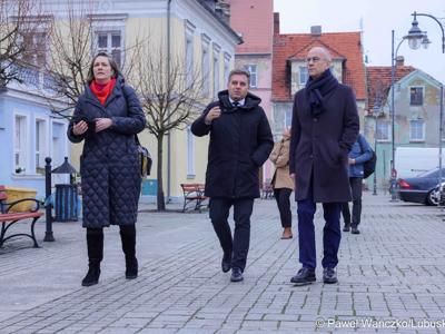 Marszałek Marcin Jabłoński złożył wizytę w Gminie Nowe Miasteczko. Burmistrz Paweł Kozłowski przedstawił plany gminy oraz opowiedział o najważniejszych inwestycjach. 