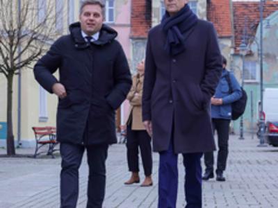 Marszałek Marcin Jabłoński złożył wizytę w Gminie Nowe Miasteczko. Burmistrz Paweł Kozłowski przedstawił plany gminy oraz opowiedział o najważniejszych inwestycjach. 