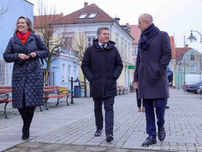 Marszałek Marcin Jabłoński złożył wizytę w Gminie Nowe Miasteczko. Burmistrz Paweł Kozłowski przedstawił plany gminy oraz opowiedział o najważniejszych inwestycjach. 
