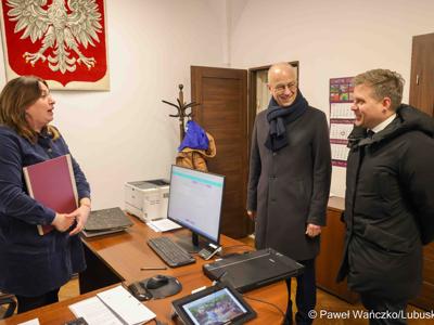 Marszałek Marcin Jabłoński złożył wizytę w Gminie Nowe Miasteczko. Burmistrz Paweł Kozłowski przedstawił plany gminy oraz opowiedział o najważniejszych inwestycjach. 
