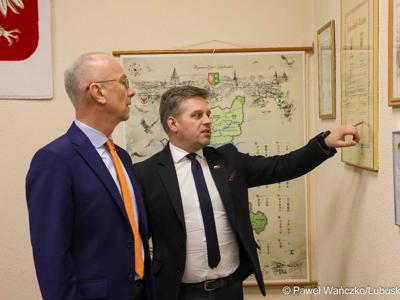 Marszałek Marcin Jabłoński złożył wizytę w Gminie Nowe Miasteczko. Burmistrz Paweł Kozłowski przedstawił plany gminy oraz opowiedział o najważniejszych inwestycjach. 