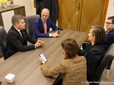 Marszałek Marcin Jabłoński złożył wizytę w Gminie Nowe Miasteczko. Burmistrz Paweł Kozłowski przedstawił plany gminy oraz opowiedział o najważniejszych inwestycjach. 