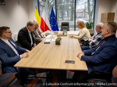 Spotkanie przedstawicieli Zespołu Tańca Ludowego „Mali Gorzowiacy” z członkiem zarządu Województwa Lubuskiego