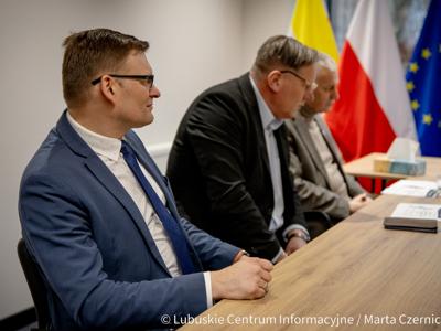 Spotkanie przedstawicieli Zespołu Tańca Ludowego „Mali Gorzowiacy” z członkiem zarządu Województwa Lubuskiego