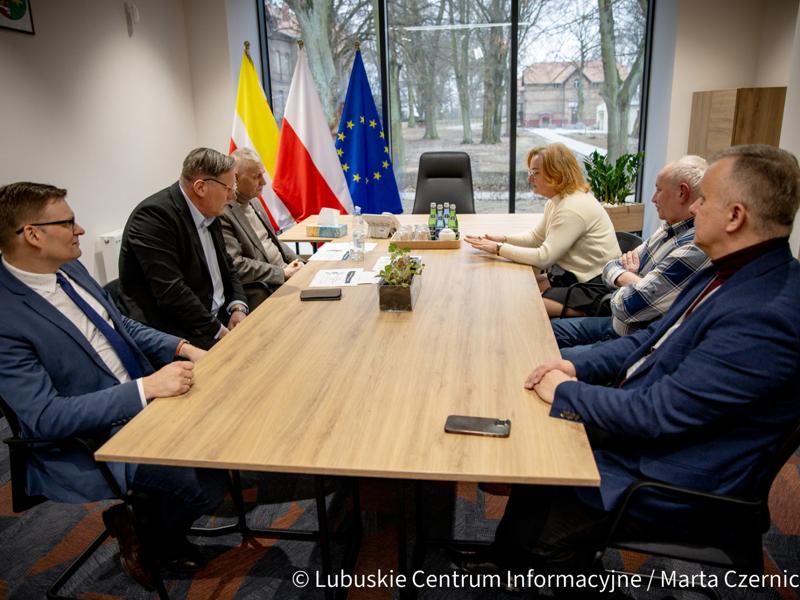 Spotkanie przedstawicieli Zespołu Tańca Ludowego „Mali Gorzowiacy” z członkiem zarządu Województwa Lubuskiego