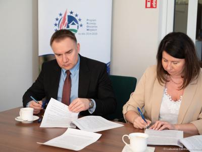 Miliony na modernizację dróg lokalnych - 19 lutego 2025 r. członek zarządu Zbigniew Kołodziej podpisał umowy o przyznaniu pomocy na operacje typu „Budowa lub modernizacja dróg lokalnych".  