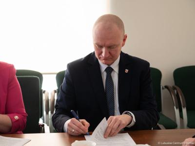 Miliony na modernizację dróg lokalnych - 19 lutego 2025 r. członek zarządu Zbigniew Kołodziej podpisał umowy o przyznaniu pomocy na operacje typu „Budowa lub modernizacja dróg lokalnych".  